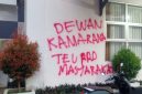 Aksi 26.26 di DPRD Kota Sukabumi berujung vandalisme berupa coretan kritik di dinding gedung dewan.