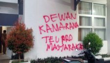 Aksi 26.26 di DPRD Kota Sukabumi berujung vandalisme berupa coretan kritik di dinding gedung dewan.