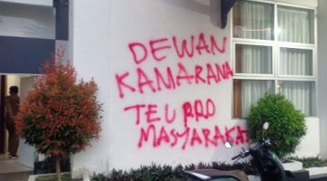 Aksi 26.26 di DPRD Kota Sukabumi berujung vandalisme berupa coretan kritik di dinding gedung dewan.