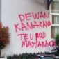 Aksi 26.26 di DPRD Kota Sukabumi berujung vandalisme berupa coretan kritik di dinding gedung dewan.