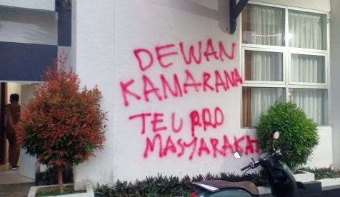 Aksi 26.26 di DPRD Kota Sukabumi berujung vandalisme berupa coretan kritik di dinding gedung dewan.