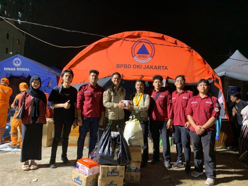 Kegiatan kemanusiaan dengan menyalurkan bantuan kepada warga terdampak kebakaran di kawasan Jiung, Kemayoran, Jakarta Pusat, pada Senin (9/6/2026).