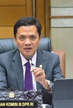 Ketua Komisi III Sebut Roy Suryo cs Jadi Korban KUHAP Orde Baru