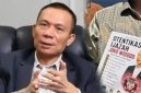 Rismon Sianipar menyerahkan buku terkait dengan keaslian ijazah Jokowi (Foto: Ist)