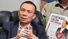 Rismon Sianipar menyerahkan buku terkait dengan keaslian ijazah Jokowi (Foto: Ist)