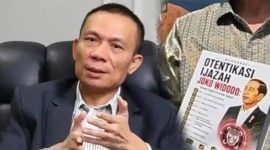 Rismon Sianipar menyerahkan buku terkait dengan keaslian ijazah Jokowi (Foto: Ist)