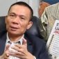 Rismon Sianipar menyerahkan buku terkait dengan keaslian ijazah Jokowi (Foto: Ist)
