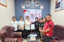 Penyerahan dokumen legalitas  oleh Kepala Badan Kesbangpol Nias Selatan, Fanotona Laia, S.H., M.Kn., kepada Ketua KORMI Kabupaten Nias Selatan, Meitina Maduwu