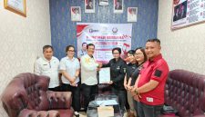 Penyerahan dokumen legalitas  oleh Kepala Badan Kesbangpol Nias Selatan, Fanotona Laia, S.H., M.Kn., kepada Ketua KORMI Kabupaten Nias Selatan, Meitina Maduwu