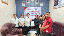 Penyerahan dokumen legalitas  oleh Kepala Badan Kesbangpol Nias Selatan, Fanotona Laia, S.H., M.Kn., kepada Ketua KORMI Kabupaten Nias Selatan, Meitina Maduwu