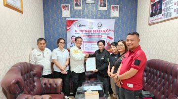 Penyerahan dokumen legalitas  oleh Kepala Badan Kesbangpol Nias Selatan, Fanotona Laia, S.H., M.Kn., kepada Ketua KORMI Kabupaten Nias Selatan, Meitina Maduwu