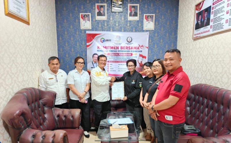 Penyerahan dokumen legalitas  oleh Kepala Badan Kesbangpol Nias Selatan, Fanotona Laia, S.H., M.Kn., kepada Ketua KORMI Kabupaten Nias Selatan, Meitina Maduwu