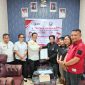 Penyerahan dokumen legalitas  oleh Kepala Badan Kesbangpol Nias Selatan, Fanotona Laia, S.H., M.Kn., kepada Ketua KORMI Kabupaten Nias Selatan, Meitina Maduwu