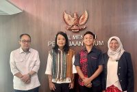 Azka Abdul Malik Albayroni (dua dari kanan) bersama Wamen PU Diana Kusumastuti (dua dari kiri). 