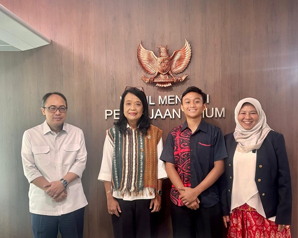 Azka Abdul Malik Albayroni (dua dari kanan) bersama Wamen PU Diana Kusumastuti (dua dari kiri). 