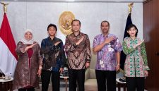 Penerima Beasiswa Garuda LPDP Azka Abdul Malik Albayroni menemui Menteri Transmigrasi sebelum kuliah di University van Amsterdam. 