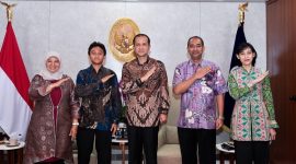 Penerima Beasiswa Garuda LPDP Azka Abdul Malik Albayroni menemui Menteri Transmigrasi sebelum kuliah di University van Amsterdam. 