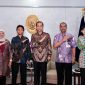 Penerima Beasiswa Garuda LPDP Azka Abdul Malik Albayroni menemui Menteri Transmigrasi sebelum kuliah di University van Amsterdam. 