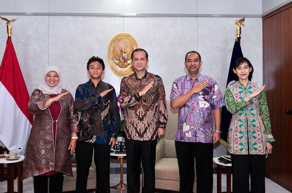 Penerima Beasiswa Garuda LPDP Azka Abdul Malik Albayroni menemui Menteri Transmigrasi sebelum kuliah di University van Amsterdam. 