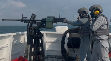 Bakamla RI menggelar latihan menembak di perairan timur Pulau Galang untuk menguji kesiapan alutsista, sistem persenjataan, dan personel dalam mendukung operasi keamanan laut Indonesia.
