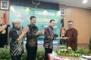 Ketua Umum Pengurus Pusat FPRMI Bernadus Wilson Lumi memberikan simbolis tumpeng kepada Anggota DPD RI asal Daerah Istimewa Yogyakarta (DIY), Syauqi Soeratno pada Gala Dinner Hari Ulang Tahun (HUT) ke-3 FPRMI di Yogyakarta.