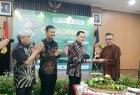 Ketua Umum Pengurus Pusat FPRMI Bernadus Wilson Lumi memberikan simbolis tumpeng kepada Anggota DPD RI asal Daerah Istimewa Yogyakarta (DIY), Syauqi Soeratno pada Gala Dinner Hari Ulang Tahun (HUT) ke-3 FPRMI di Yogyakarta.