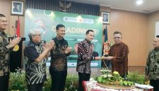 Ketua Umum Pengurus Pusat FPRMI Bernadus Wilson Lumi memberikan simbolis tumpeng kepada Anggota DPD RI asal Daerah Istimewa Yogyakarta (DIY), Syauqi Soeratno pada Gala Dinner Hari Ulang Tahun (HUT) ke-3 FPRMI di Yogyakarta.