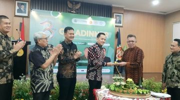 Ketua Umum Pengurus Pusat FPRMI Bernadus Wilson Lumi memberikan simbolis tumpeng kepada Anggota DPD RI asal Daerah Istimewa Yogyakarta (DIY), Syauqi Soeratno pada Gala Dinner Hari Ulang Tahun (HUT) ke-3 FPRMI di Yogyakarta.