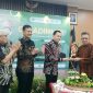 Ketua Umum Pengurus Pusat FPRMI Bernadus Wilson Lumi memberikan simbolis tumpeng kepada Anggota DPD RI asal Daerah Istimewa Yogyakarta (DIY), Syauqi Soeratno pada Gala Dinner Hari Ulang Tahun (HUT) ke-3 FPRMI di Yogyakarta.