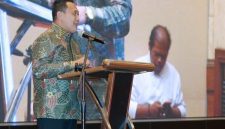 Sekjen FPRMI Helmy Halim saat memberi sambutan di acara Pimred Award dan Pena Emas Award 2026. (Foto: Hab)