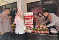 Direktur Siber Polda Metro Jaya Kombes Pol Raden Bagoes Wibisono saat mengunjungi Polsek Bekasi Barat