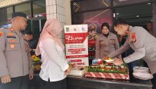 Direktur Siber Polda Metro Jaya Kombes Pol Raden Bagoes Wibisono saat mengunjungi Polsek Bekasi Barat