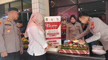 Direktur Siber Polda Metro Jaya Kombes Pol Raden Bagoes Wibisono saat mengunjungi Polsek Bekasi Barat