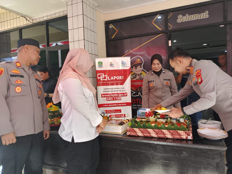 Direktur Siber Polda Metro Jaya Kombes Pol Raden Bagoes Wibisono saat mengunjungi Polsek Bekasi Barat
