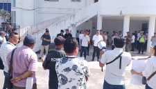 Puluhan Wartawan di Nias Selatan gelar unjuk rasa di kantor Bupati