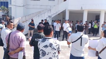 Puluhan Wartawan di Nias Selatan gelar unjuk rasa di kantor Bupati