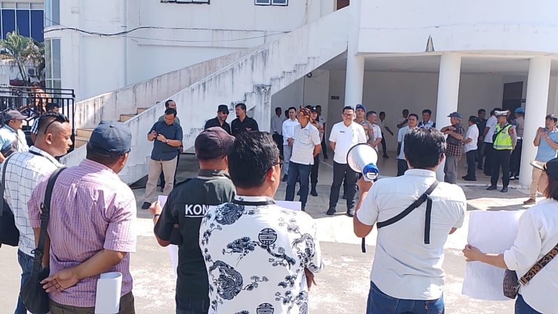 Puluhan Wartawan di Nias Selatan gelar unjuk rasa di kantor Bupati