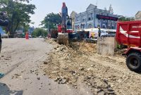 Tanggul setinggi hampir 2 meter di Galaxy , Bekasi Selatan dibongkar paksa