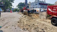 Tanggul setinggi hampir 2 meter di Galaxy , Bekasi Selatan dibongkar paksa