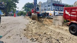 Tanggul setinggi hampir 2 meter di Galaxy , Bekasi Selatan dibongkar paksa
