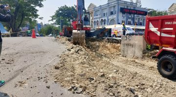 Tanggul setinggi hampir 2 meter di Galaxy , Bekasi Selatan dibongkar paksa