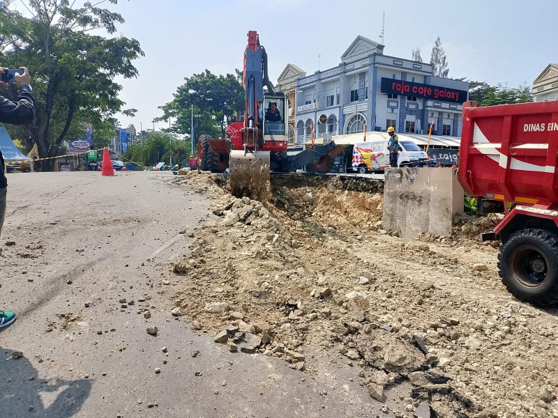 Tanggul setinggi hampir 2 meter di Galaxy , Bekasi Selatan dibongkar paksa