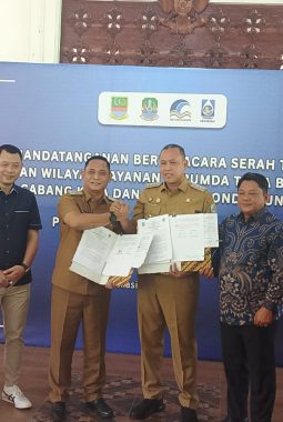 Penyerahan Aset Perumda Tirta Bhagasasi Kepada Perumda Tirta Patriot Rampung