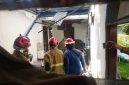 Petugas Pemadam Kebakaran saat mendinginkan kebakaran di sebuah rumah di Kota Bekasi 