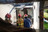 Petugas Pemadam Kebakaran saat mendinginkan kebakaran di sebuah rumah di Kota Bekasi 