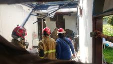 Petugas Pemadam Kebakaran saat mendinginkan kebakaran di sebuah rumah di Kota Bekasi