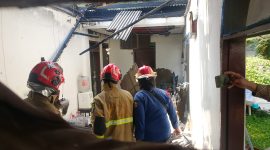 Petugas Pemadam Kebakaran saat mendinginkan kebakaran di sebuah rumah di Kota Bekasi 