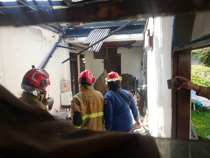 Petugas Pemadam Kebakaran saat mendinginkan kebakaran di sebuah rumah di Kota Bekasi 