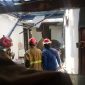 Petugas Pemadam Kebakaran saat mendinginkan kebakaran di sebuah rumah di Kota Bekasi 