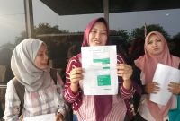 Korban penipuan sembako murah saat melapor ke Polres Metro Bekasi Kota 
